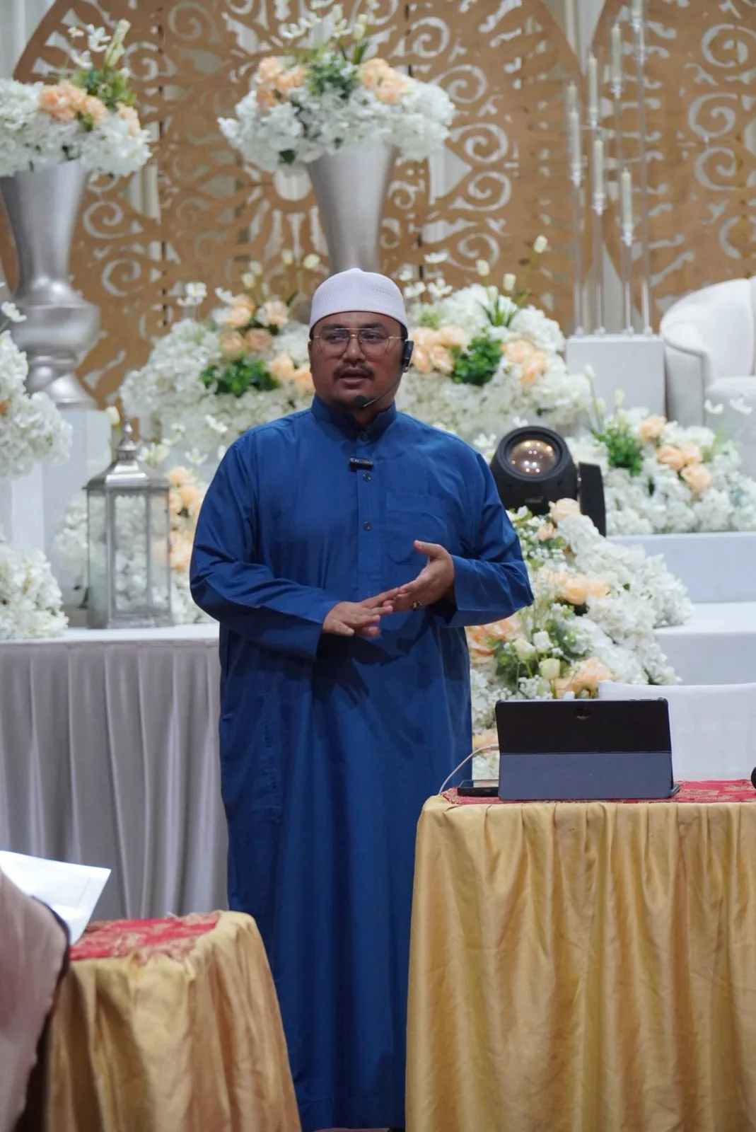 Ustaz menyampaikan pengisian rohani kepada jemaah di hadapan dewan