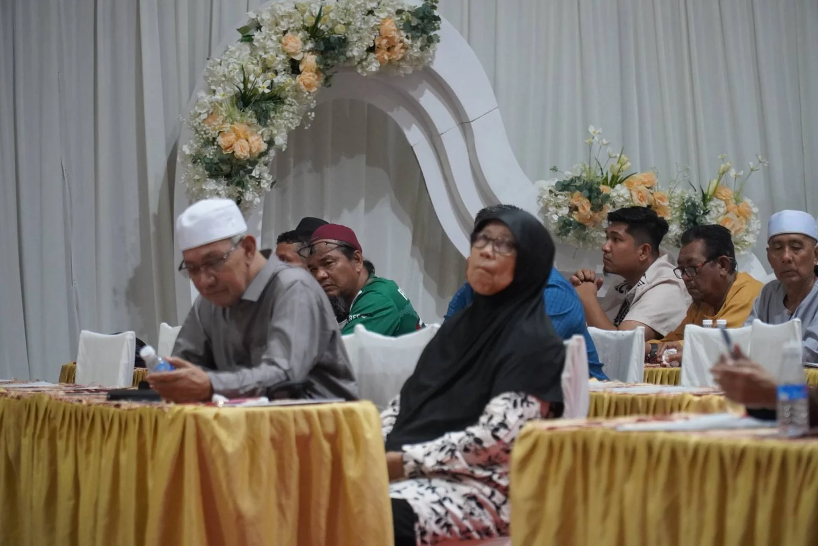Jemaah menumpukan perhatian ketika sesi taklimat perjalanan