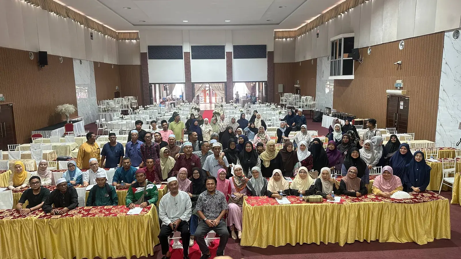 Foto kumpulan jemaah rombongan pada hari kursus umrah