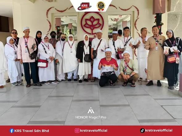 Rombongan jemaah KRS Travel berkumpul sebelum meneruskan ibadah