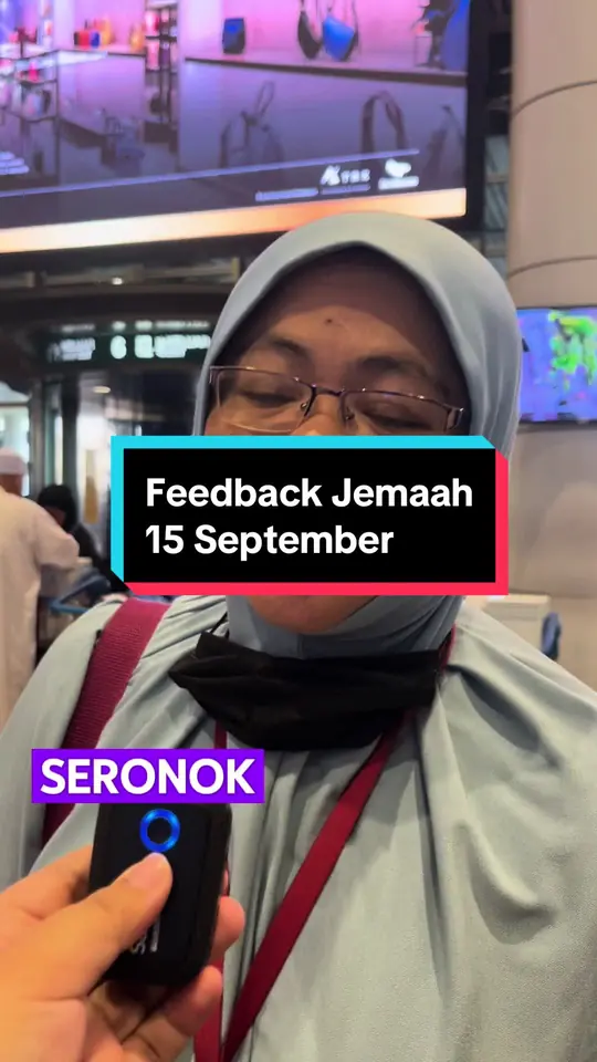 Jemaah wanita bertudung kelabu ditemu ramah selepas selesai menunaikan umrah