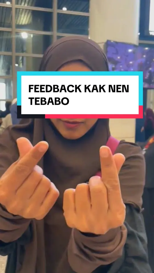 Kak Nen Tebabo membuat isyarat hati dengan jari selepas selesai umrah bersama KRS Travel