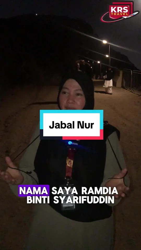 Jemaah wanita di laluan mendaki Jabal Nur pada waktu malam menyatakan perasaannya