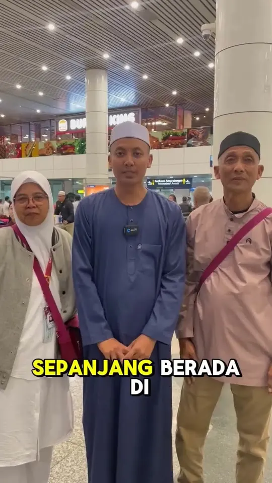 Empat jemaah pemenang Salam Baitullah berdiri bersama di lapangan terbang