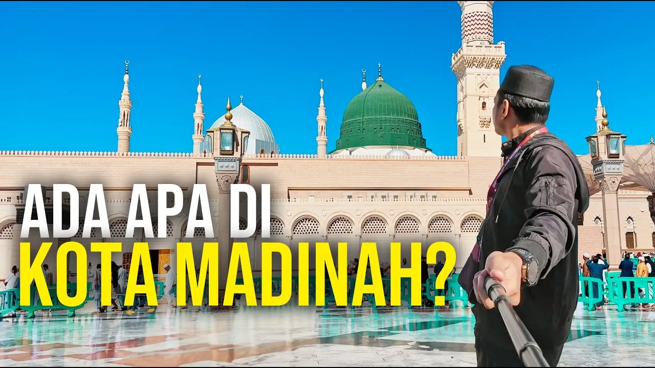 Fikri ZamRi bergambar sendiri di dataran Masjid Nabawi, Madinah, dengan Kubah Hijau dan menara masjid di belakangnya