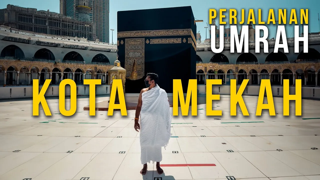 Fikri ZamRi berihram putih berdiri di dataran Masjidil Haram menghadap Kaabah di Mekah
