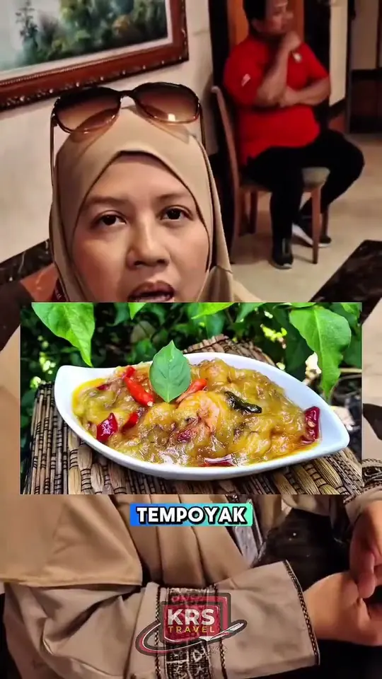 Jemaah wanita bertudung coklat memberi testimoni di dalam dewan, dengan sisipan hidangan tempoyak