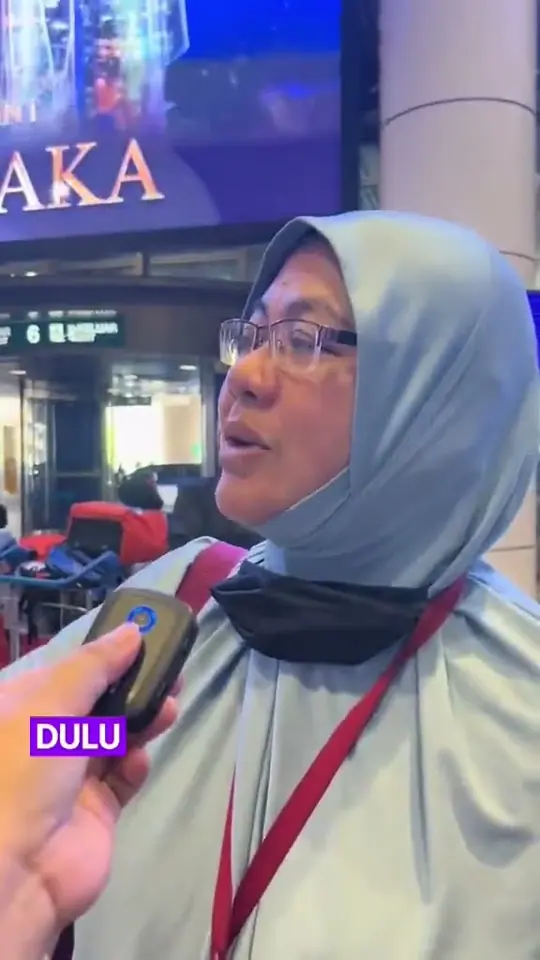 Jemaah wanita ditemu ramah dengan mikrofon di balai ketibaan lapangan terbang Melaka