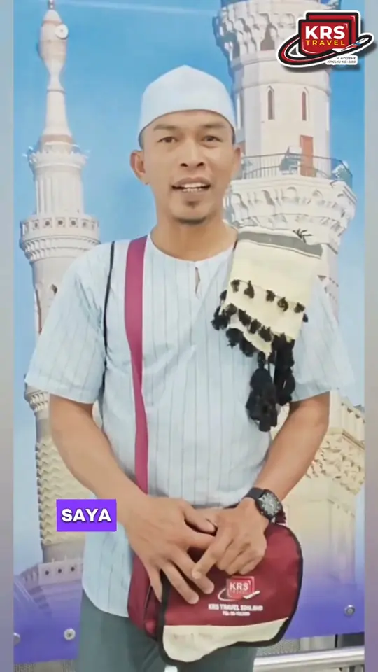 Jemaah lelaki berkopiah putih dengan beg sandang KRS Travel di hadapan mural Masjid Nabawi