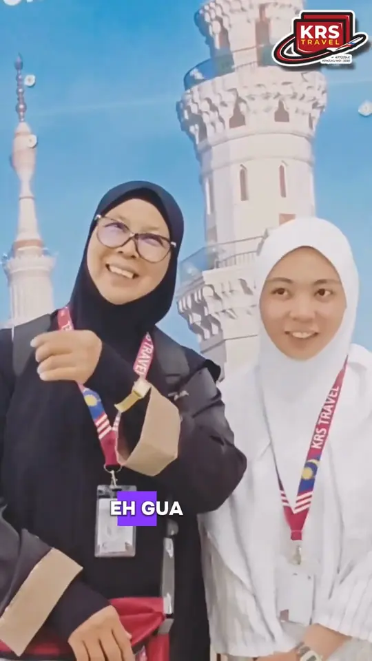 Dua jemaah wanita bertali leher KRS Travel bergambar di hadapan mural Masjid Nabawi