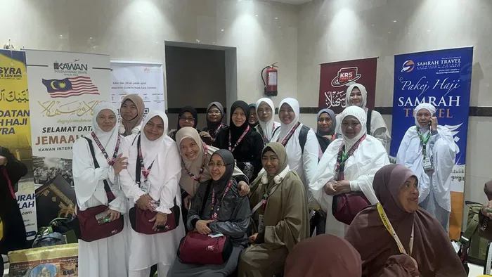 Rombongan jemaah haji wanita KRS Travel bergambar di lobi penginapan sempena ketibaan musim haji 1446H