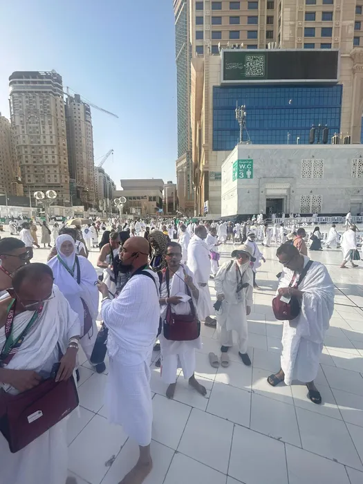 Jemaah haji KRS Travel berihram di perkarangan Masjidil Haram dengan latar bangunan tinggi Makkah pada musim haji 1446H