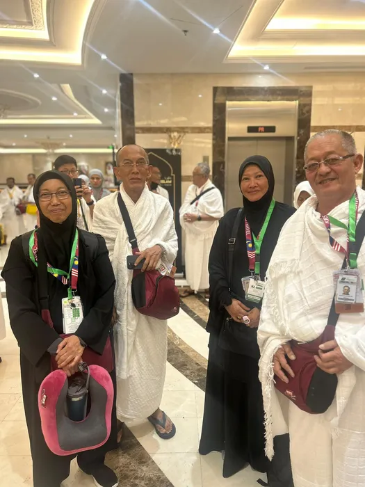 Empat jemaah haji KRS Travel berihram bergambar di lobi hotel sebelum menuju Masjidil Haram musim haji 1446H