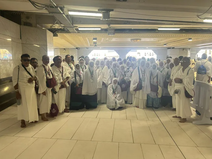 Foto kumpulan rombongan jemaah haji KRS Travel berihram di dalam Masjidil Haram pada musim haji 1446H