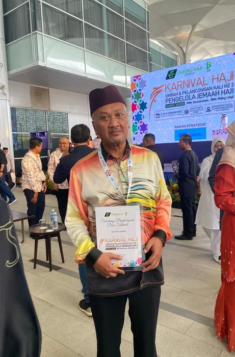 Wakil KRS Travel Sdn Bhd memegang sijil penghargaan Karnival Haji, Umrah dan Pelancongan Kali Ke-3 Pengelola Jemaah Haji 1446H di Mövenpick Hotel KLIA, Sepang