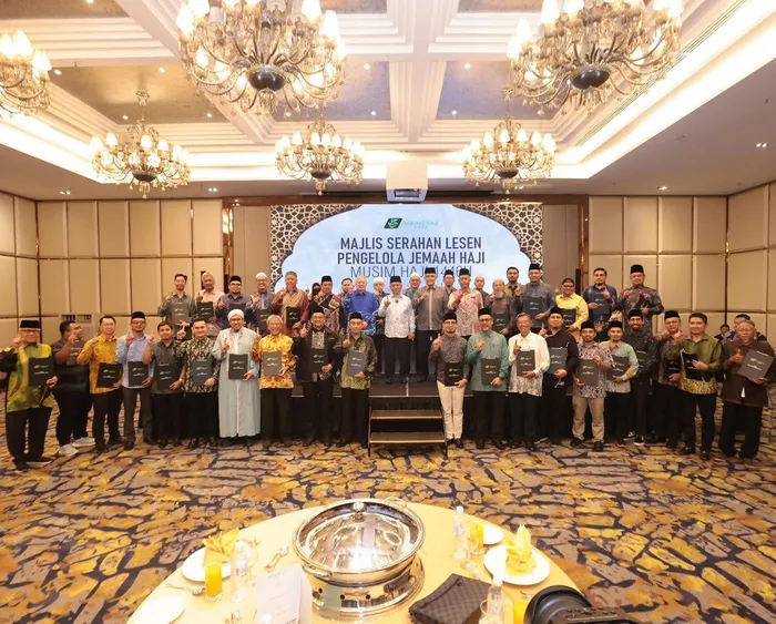 Foto kumpulan syarikat Pengelola Jemaah Haji penerima lesen di Majlis Serahan Lesen Musim Haji 1446H