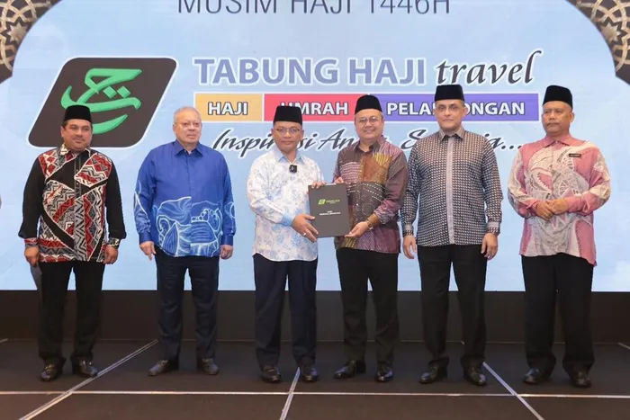 Penyampaian fail Lesen Pengelola Jemaah Haji Musim Haji 1446H kepada wakil KRS Travel Sdn Bhd di atas pentas