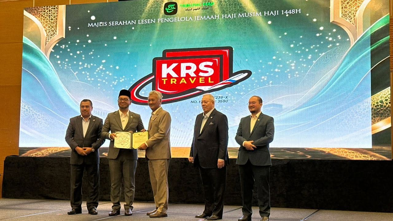 Penyampaian Lesen PJH 1448H kepada KRS Travel di atas pentas bersama barisan tetamu majlis