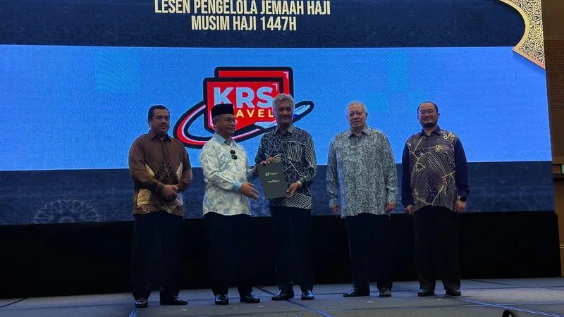 Penyampaian Lesen Pengelola Jemaah Haji 1447H kepada wakil KRS Travel di atas pentas