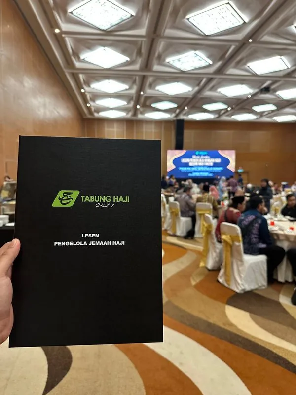 Fail Lesen Pengelola Jemaah Haji Tabung Haji dipegang di dewan Majlis Serahan Lesen 1447H