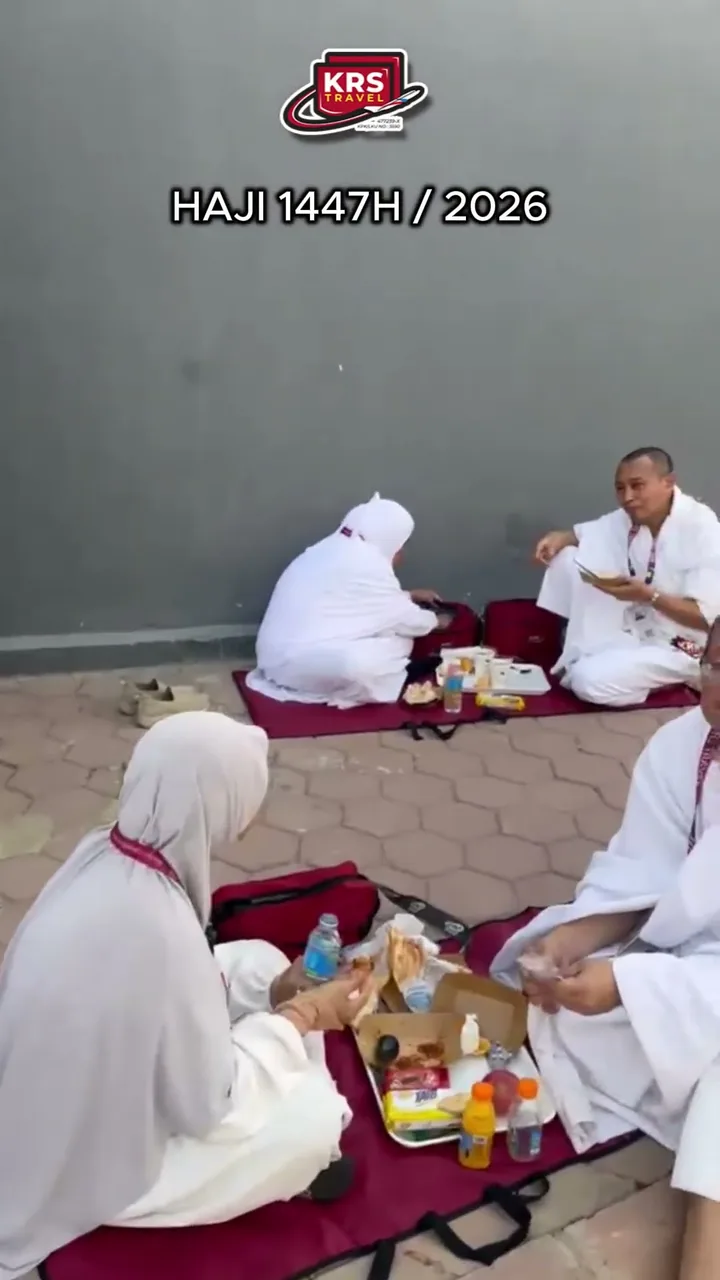 Jemaah haji KRS Travel berihram duduk di atas tikar menjamu hidangan bungkusan pada Hari Arafah musim haji 1447H