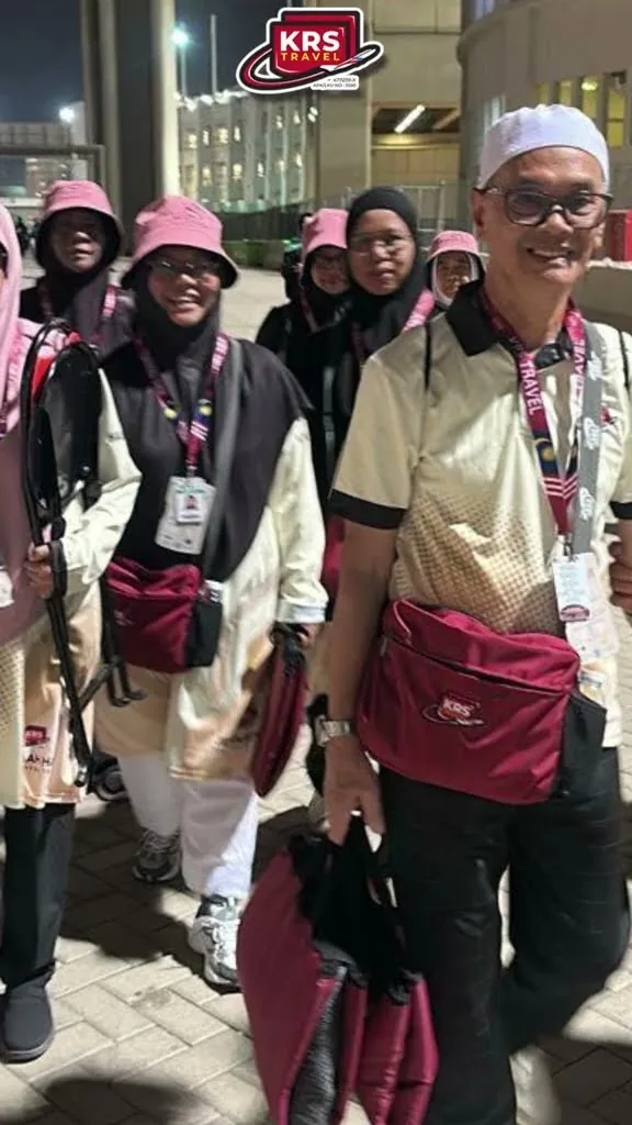 Rombongan jemaah haji KRS Travel berjalan pada waktu malam menuju Kompleks Jamarat untuk melontar jamrah musim haji 1447H