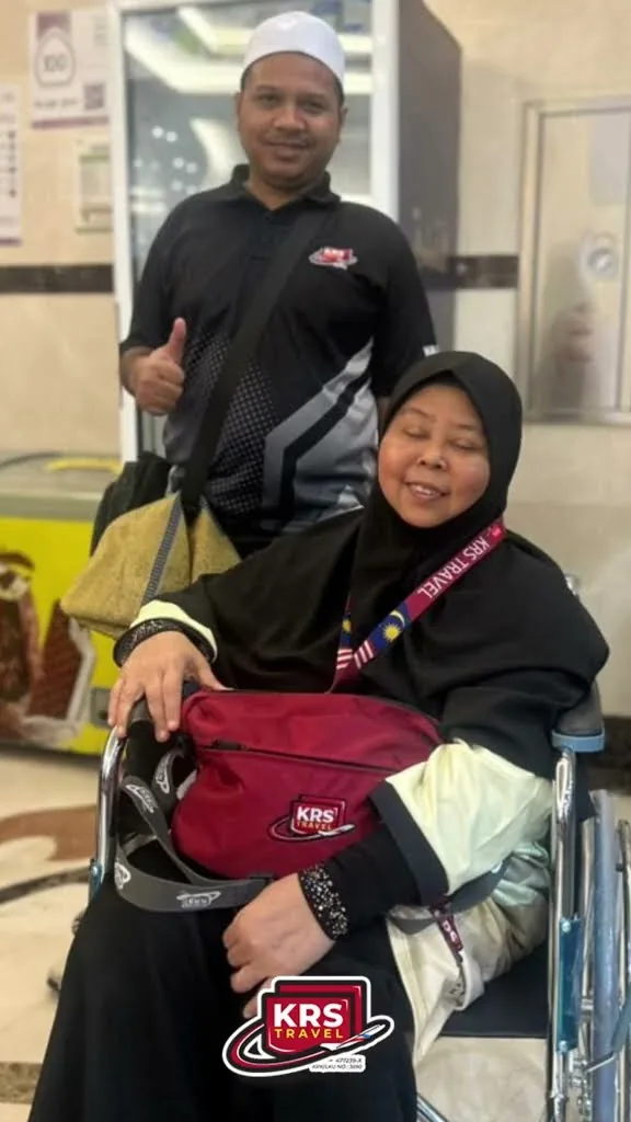 Petugas KRS Travel menolak kerusi roda seorang jemaah haji ketika persediaan untuk mabit di Mina pada 11 Zulhijjah 1447H