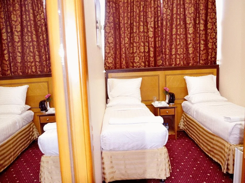 Bilik tiga katil single di Anwar Deafah Hotel