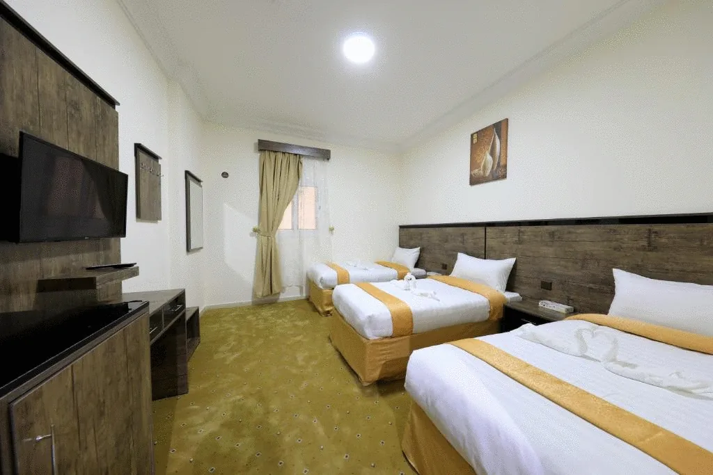 Bilik tiga katil dengan televisyen di Snood Ajyad Hotel