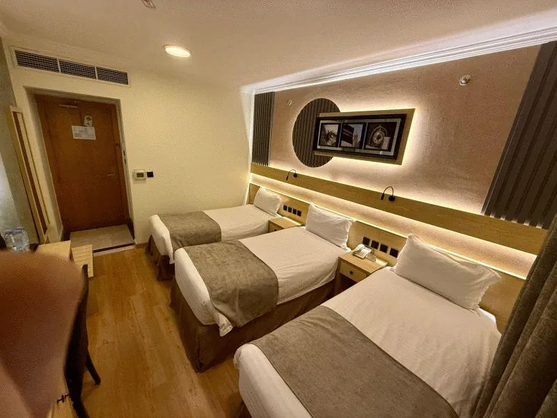 Bilik tiga katil single di Azka Al Safa Hotel