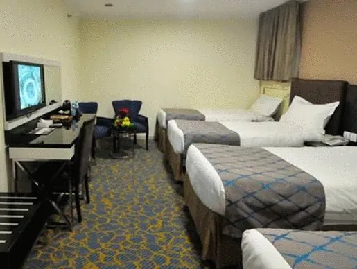 Bilik keluarga dengan televisyen dan ruang duduk di Azka Al Safa Hotel