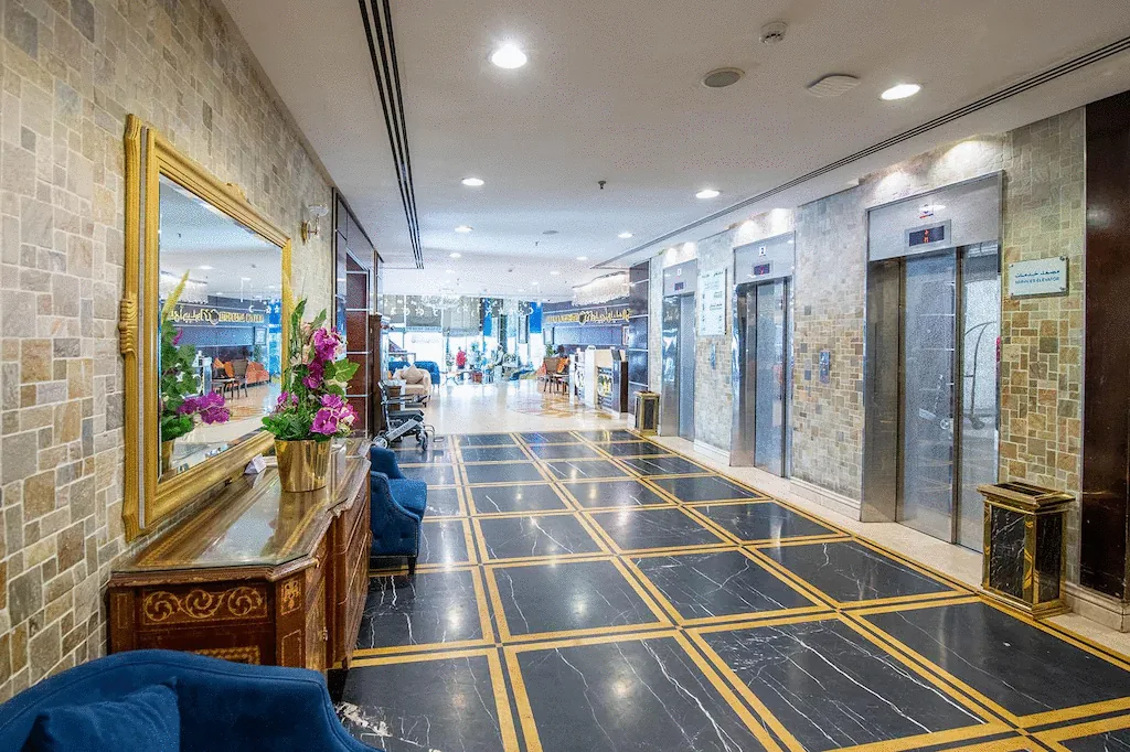 Ruang lobi dan lif Al-Olayan Ajyad Hotel