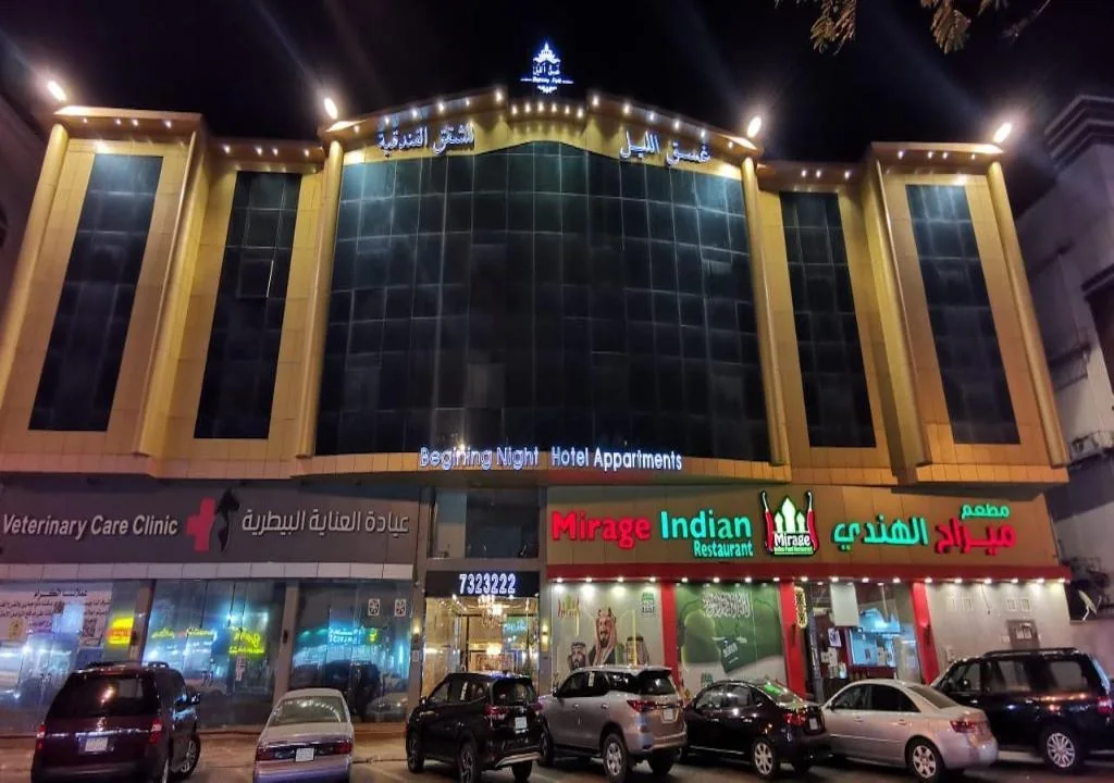 Fasad Hotel Ghask Al Lail (Beginning Night Hotel Apartments) di Taif pada waktu malam