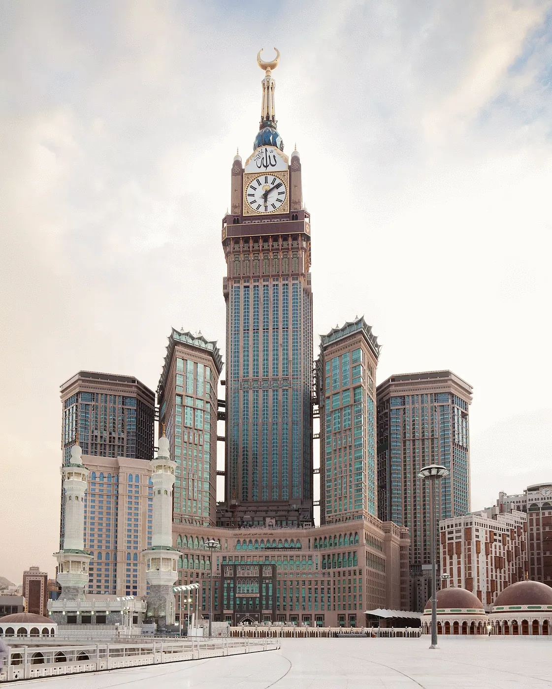 Menara jam Makkah Royal Clock Tower berhampiran Masjidil Haram