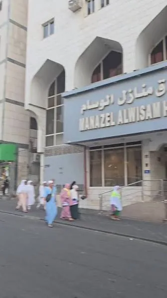 Pemandangan jalan di hadapan Manazel Al Wisam Hotel