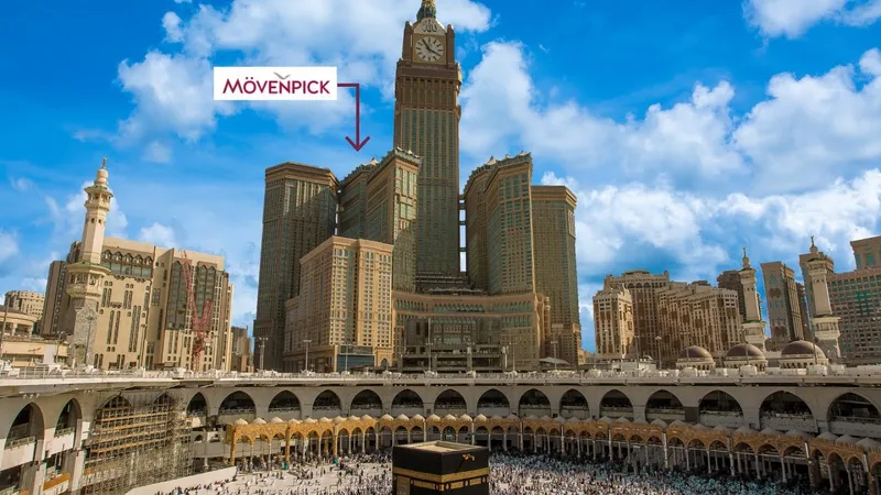 Menara Mövenpick dalam kompleks Abraj Al Bait menghadap Masjidil Haram, Makkah