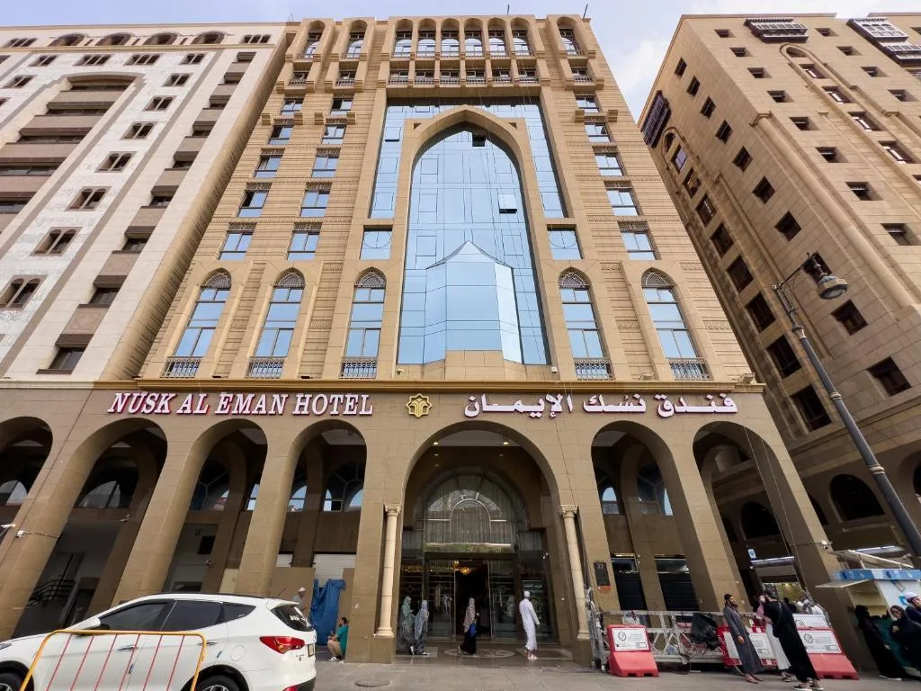 Pintu masuk utama Nusk Al Eiman Hotel