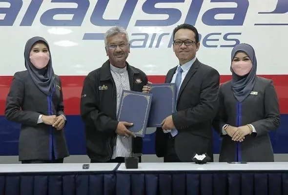 Wakil KRS Travel dan Amal by Malaysia Airlines bertukar dokumen perjanjian konsortium agensi pelancongan umrah