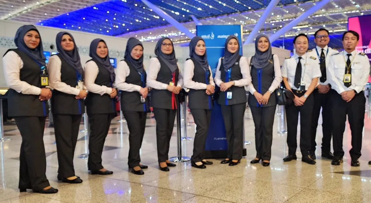 Kru kabin dan juruterbang Amal by Malaysia Airlines di kaunter daftar masuk penerbangan umrah