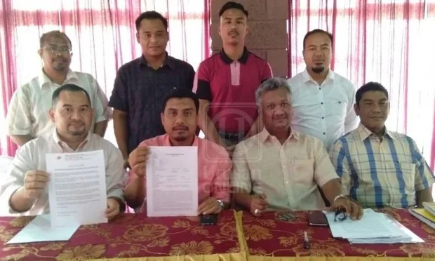 Sidang akhbar KRS Travel di Seremban menunjukkan dokumen berkaitan penghantaran 80 mangsa penyelewengan wang pakej umrah