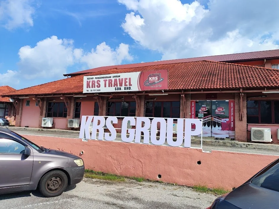 Bangunan ibu pejabat KRS Group di Seremban dengan papan tanda KRS Travel Sdn. Bhd., agensi pengembaraan umrah