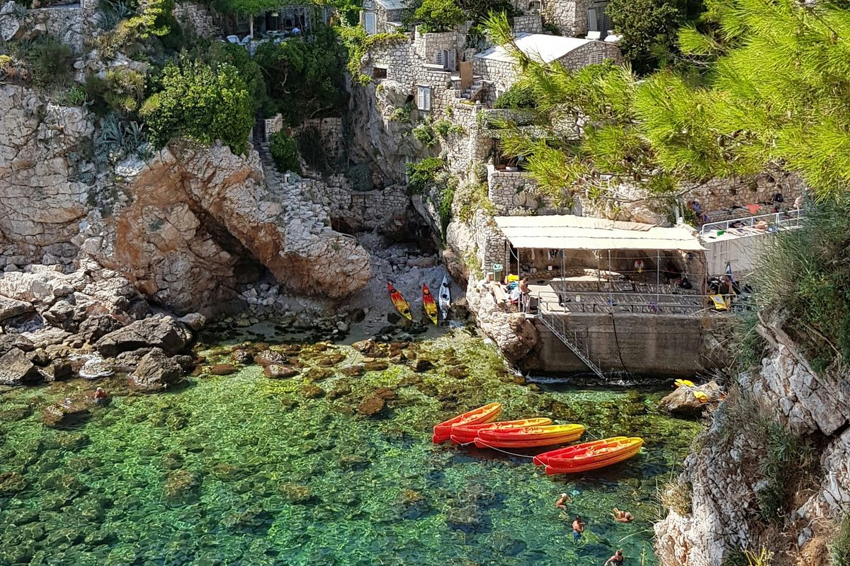 Teluk batu kapur berair jernih di pesisir Adriatik, rantau Balkan — Pakej Balkan 4 Negara KRS Travel