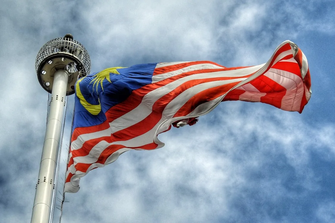 Bendera Malaysia berkibar — pakej percutian domestik KRS Travel