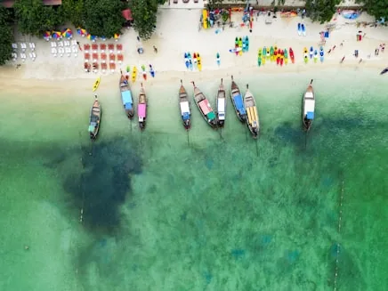 Pantai dan bot longtail dari udara — pakej pulau dan pantai KRS Travel