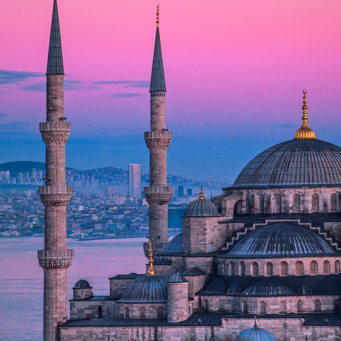 Masjid Biru (Sultan Ahmet) dan menaranya di Istanbul, Turkiye ketika senja — Pakej Turkiye Classic KRS Travel