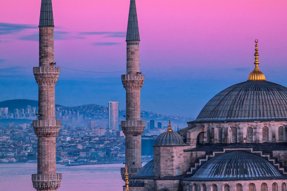 Masjid Biru dan menara di Istanbul ketika waktu senja — Pakej Turkiye Classic KRS Travel