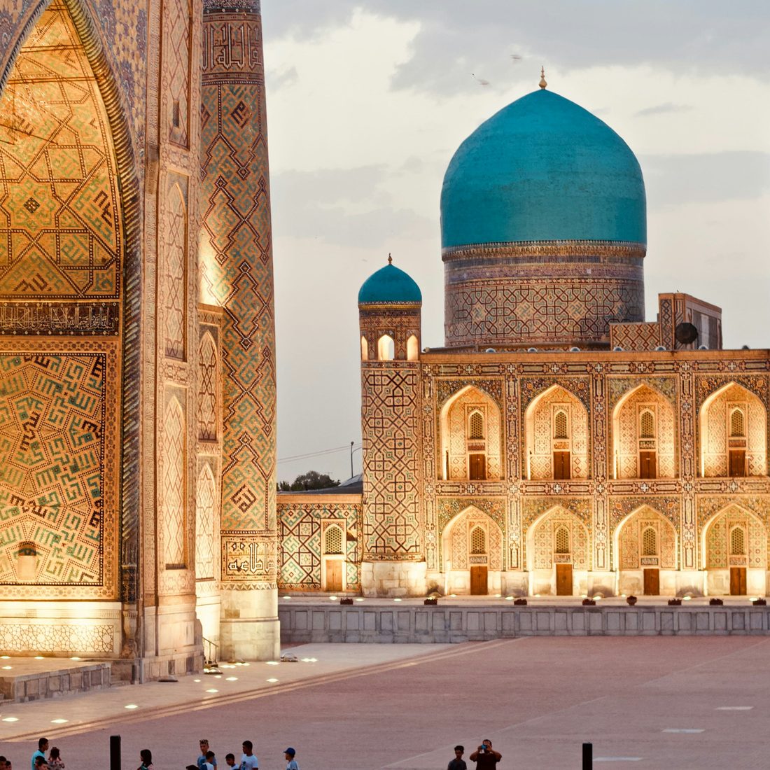 Dataran Registan dengan kubah biru Madrasah Tilya Kori di Samarkand, Uzbekistan — Pakej Uzbekistan KRS Travel