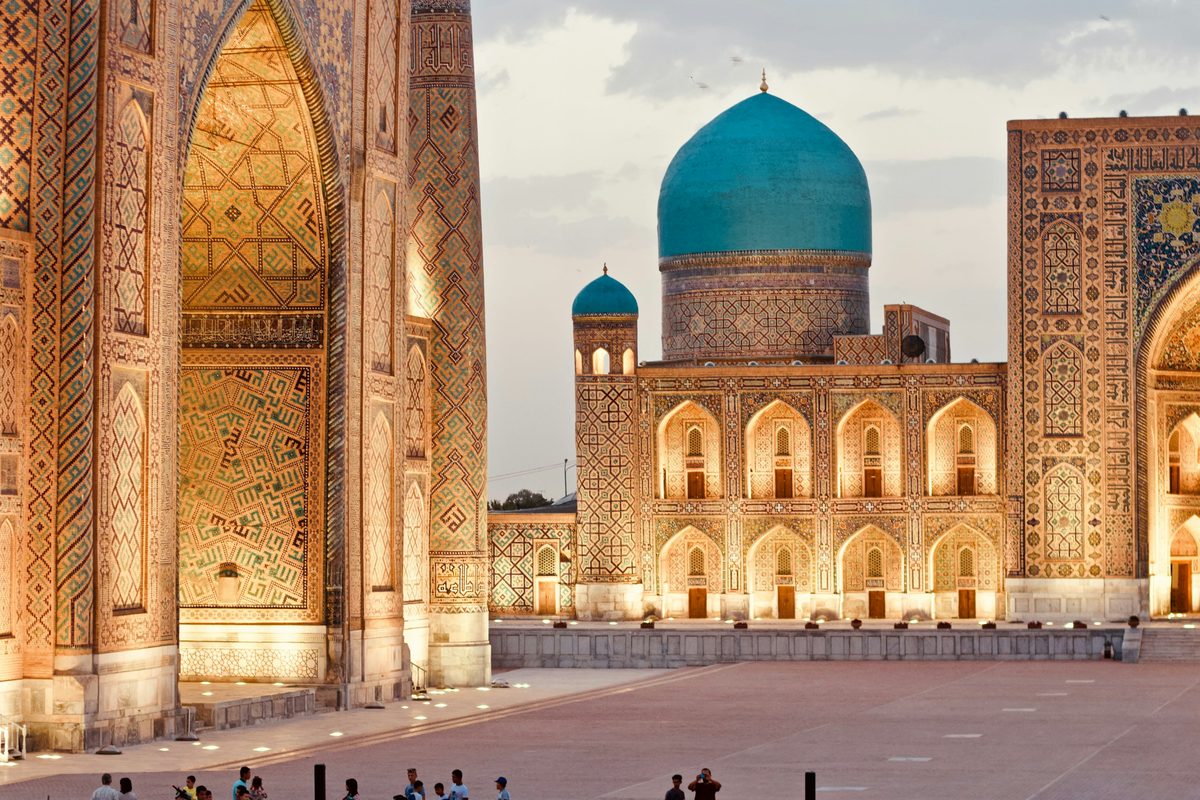 Dataran Registan dengan kubah biru Madrasah Tilya Kori di Samarkand, Uzbekistan — Pakej Uzbekistan KRS Travel
