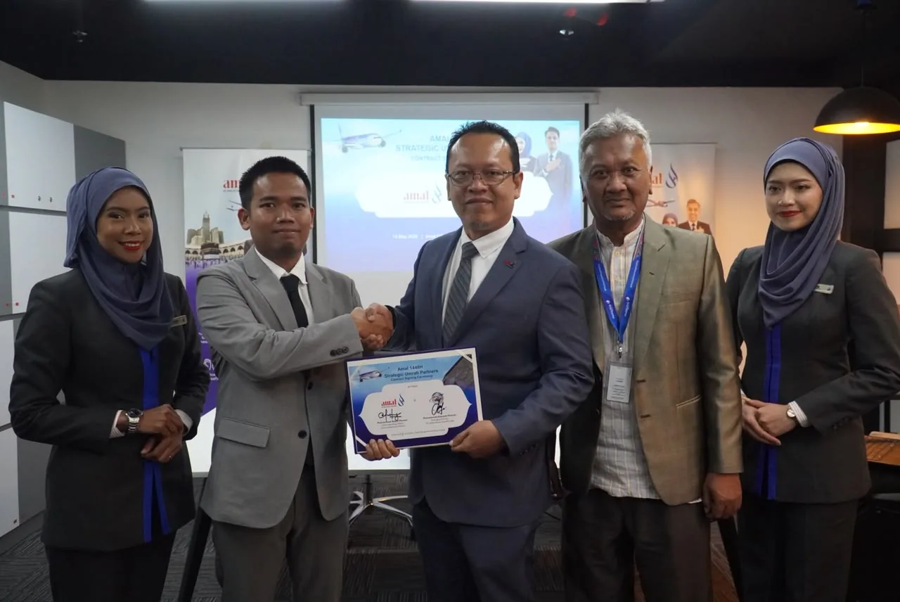 Majlis menandatangani kontrak Strategic Umrah Partners antara KRS Travel dan AMAL by Malaysia Airlines
