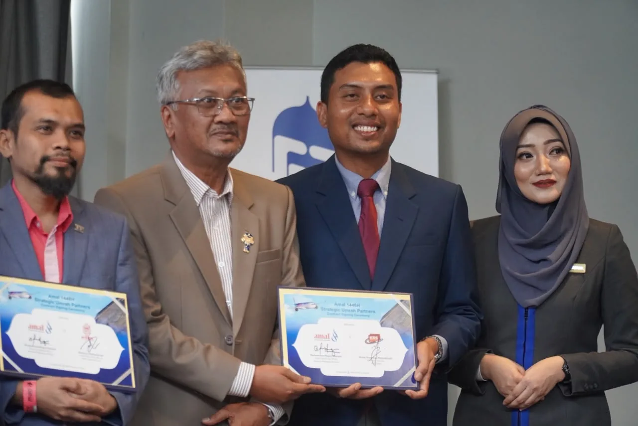 Wakil KRS Travel menerima sijil Amal 1448H Strategic Umrah Partners daripada AMAL by Malaysia Airlines